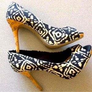 Christian Siriano Navy/white heels